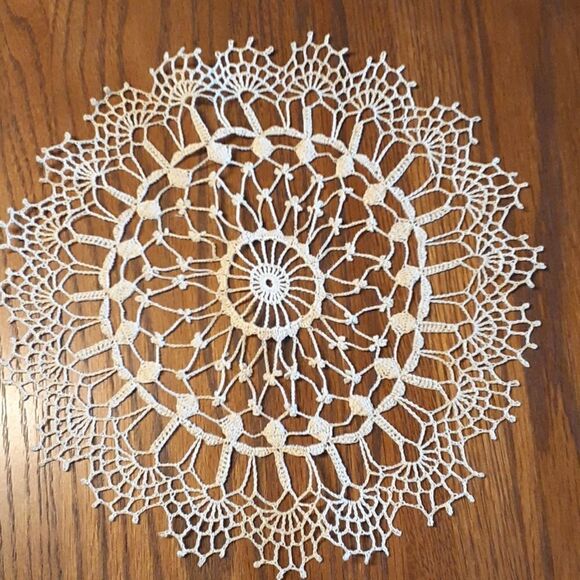 3 pc bundle of vintage ecru 34" X 16" tatted runner and 10" & 12" doilys - Picture 7 of 8